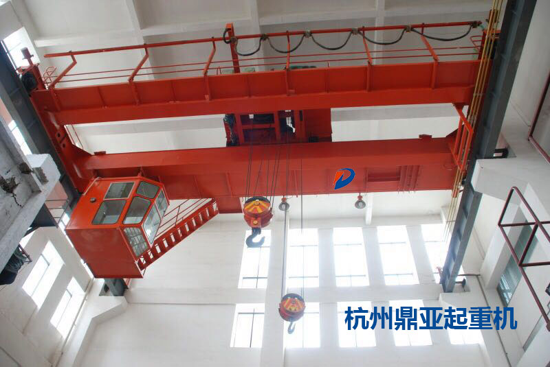 橋式起重機